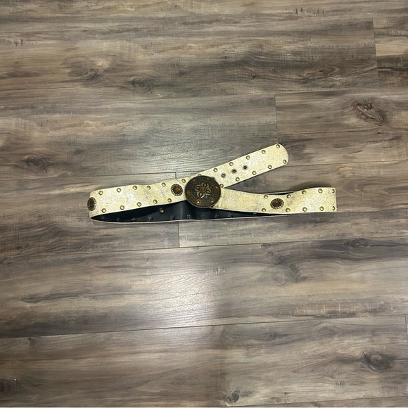 Vintage-Inspired Western Ivory Studded Waist Belt with Decorative Medallion - Picture 4 of 5